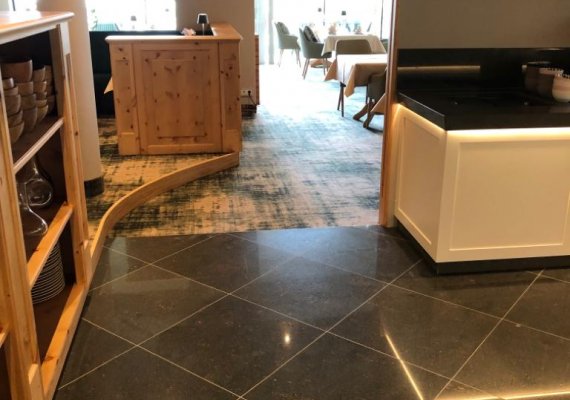 Bodenplatten poliert