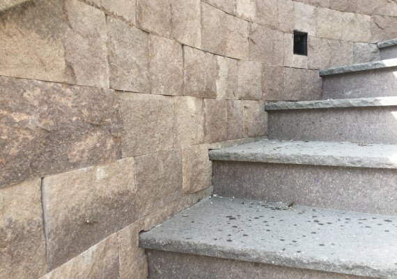 Außentreppe und Mauer aus Grödner Porphyr
