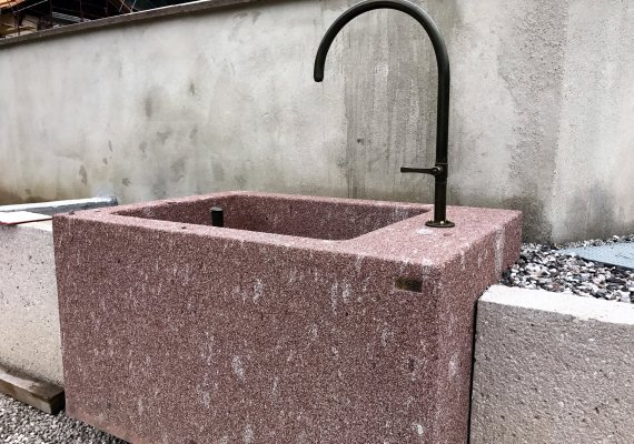 Brunnen aus Grödner Porphyr