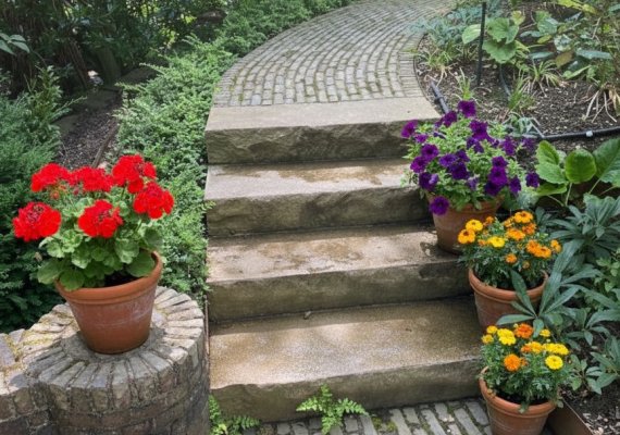 Trittfläche bruchrau Vorderseite bossiert